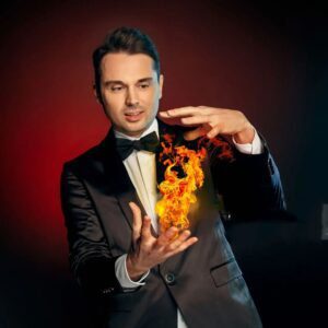 Mago realizando un truco con fuego en las manos usando Papel Flash, creando un impacto visual con papel chispa.