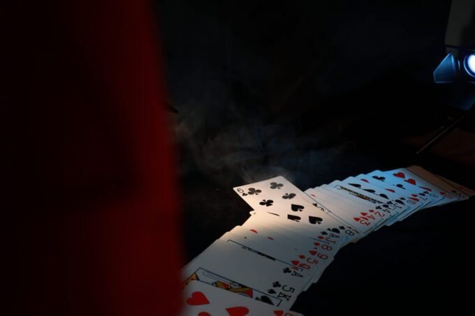 Baraja de Forzaje Wonderland en Bicycle Supreme Line con cartas dobles