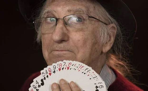 Mago senior sosteniendo una baraja de cartas desplegada, listo para realizar un Trucos de Magia para principiantes y magos profesionales