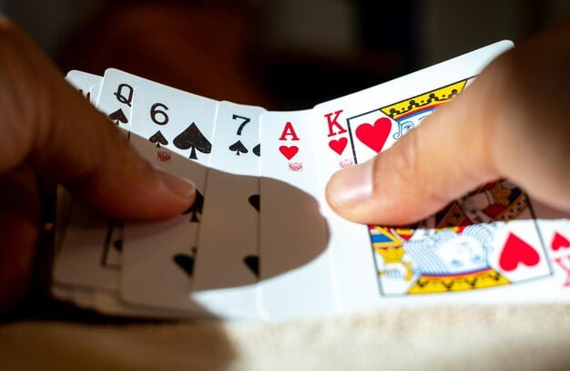 cards-hand-playing-cards-weekends-parties-Trucos de Magia con Cartas de las 21 cartas wonderland magic shop 