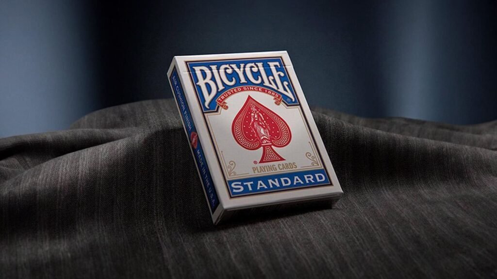 cartas-especiales-para-magia-Bicycle-sobre-panuelo-de-mago-tela-rayas-negras-en-oferta-en-tienda-en-linea-wonderland-espana-1-1