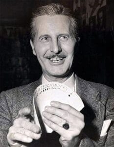 Dai Vernon naipe de cartas en mano magos famosos España historia
