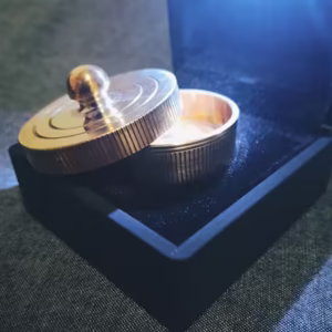 Caja Okito Atornillada de J para monedas en caja de presentación - Magia profesional