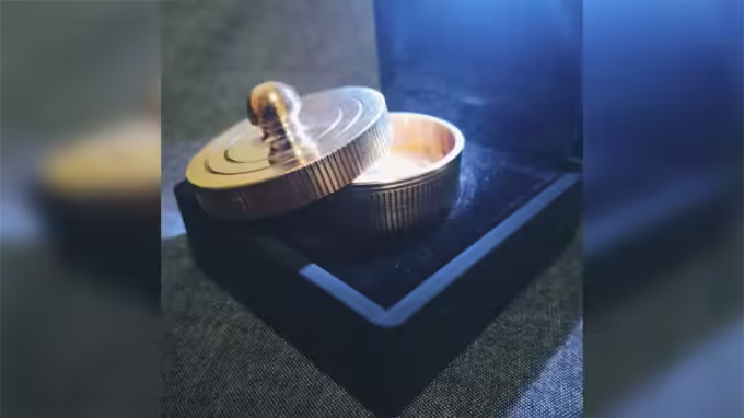 Caja Okito Atornillada de J para monedas en caja de presentación - Magia profesional