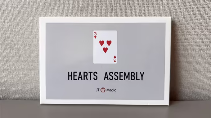 Estuche de Hearts Assembly de JT Magic con diseño de carta tres de corazones sobre fondo gris.