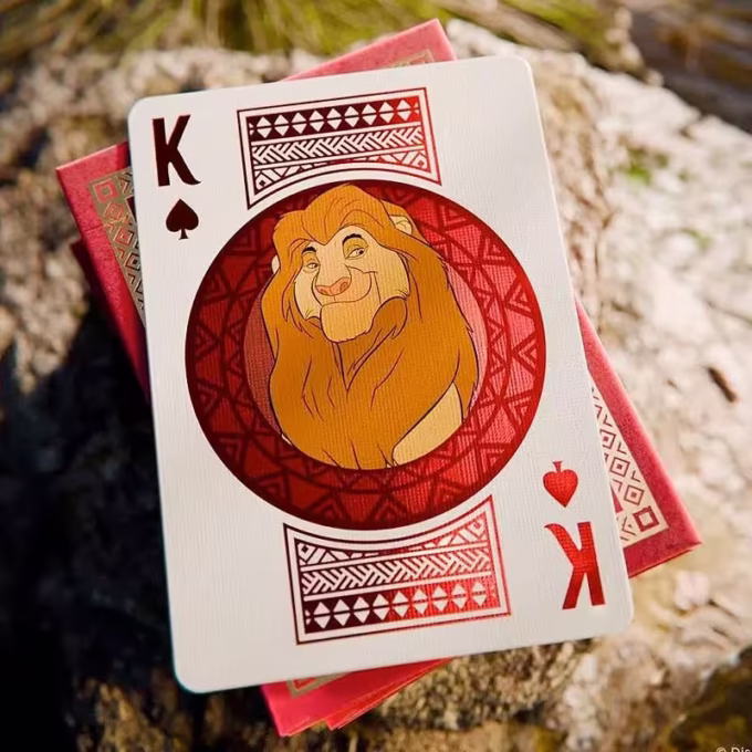 Carta Rey de Picas de la baraja Bicicleta El Rey León con diseño de Mufasa.