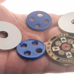 Conjunto de botones de latón edición plata y poker en una mano.