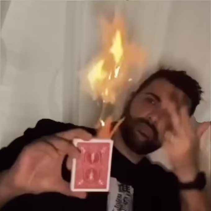 Mago realizando efecto BurnOut de Zazza con cartas y fuego.