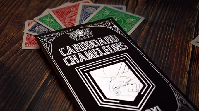 Primer plano del Cardboard Chameleons de Daryl con cartas de colores al fondo.