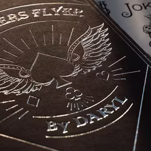 Detalle del diseño Fiedler's Flyer de Daryl con grabado en negro y plata junto a carta Joker.