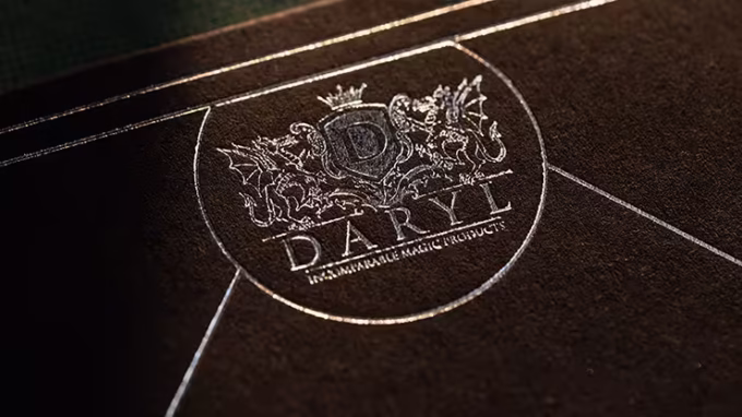 Logotipo de Daryl grabado en relieve sobre el diseño de Fiedler's Flyer.
