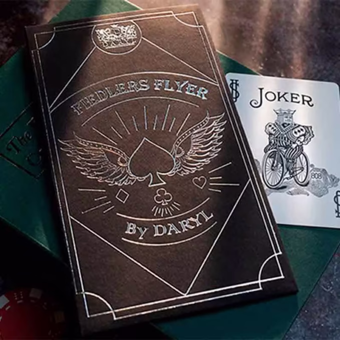 Fiedler's Flier de DARYL: Juego de magia con cartas y diseño detallado en negro y plata.