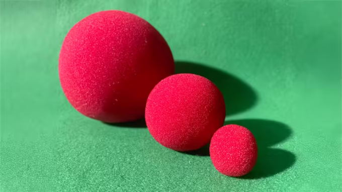 Pelotas de espuma roja en tres tamaños diferentes del truco de magia "Clown's Nightmare" de Mario López
