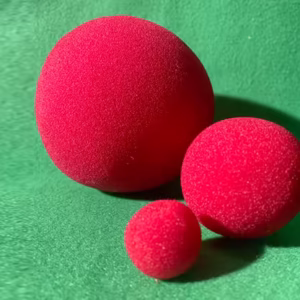 Tres pelotas de espuma roja en fondo verde, parte del truco 