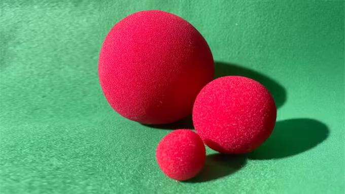 Tres pelotas de espuma roja en fondo verde, parte del truco "La Pesadilla del Payaso" de Mario López