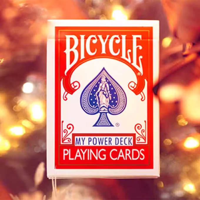 Baraja Bicycle My Power Deck roja sobre fondo con luces cálidas