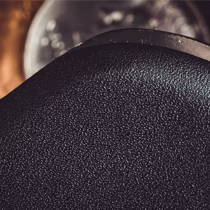 Detalle de la textura del monedero profesional de magia con monedas de fondo.