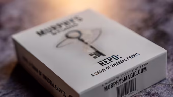 Caja de "Repo: A Chain of Unusual Events" de Murphy's Studio vista en ángulo, resaltando el detalle de la llave en el diseño.