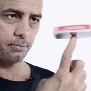 Gregory Wilson realizando el efecto Revolution con un mazo de cartas girando sobre su dedo.