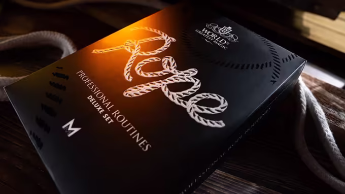 Primer plano de la caja "Rutinas de Cuerdas Profesionales" de Murphy's Magic Deluxe Set sobre una mesa de madera con cuerdas blancas.
