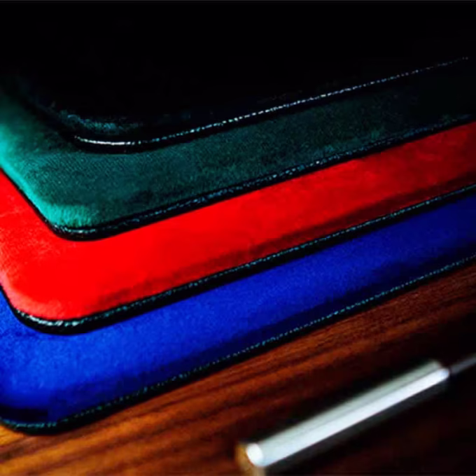 Tapete rígido mediano de TCC apilados en colores verde, rojo y azul.