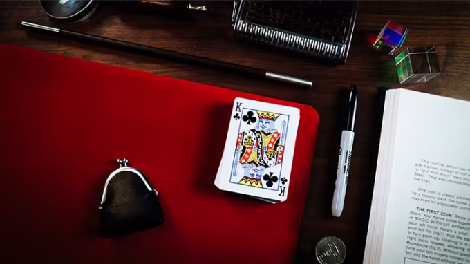 Tapete rígido mediano rojo de TCC con baraja de cartas, monedero y accesorios de magia.