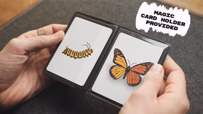 Manos sosteniendo el porta tarjetas mágicas de Caterfly con dos cartas: una ilustración de una oruga y otra de una mariposa, mostrando el truco visual de transformación.