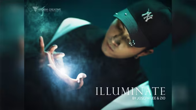 Artista realizando un efecto de magia con luz en la mano, promoción del set "Illuminate Versión 3" de Joseph Lee y ZIO.