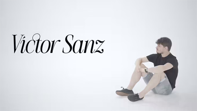 Víctor Sanz sentado en un fondo blanco, creador de Little Thief