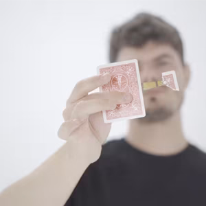 Primer plano del efecto Little Thief de Víctor Sanz con una carta roja