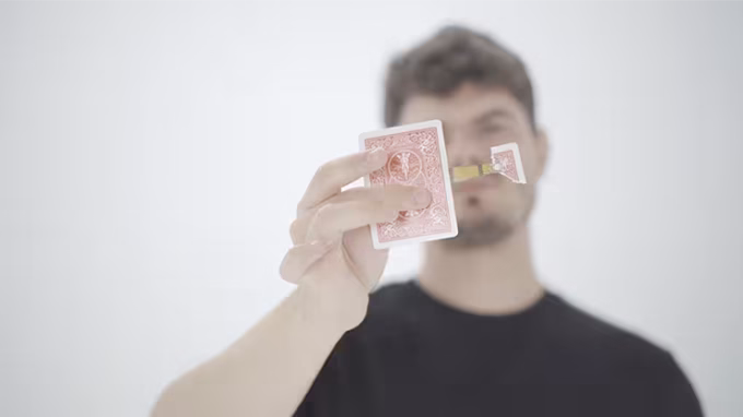 Primer plano del efecto Little Thief de Víctor Sanz con una carta roja