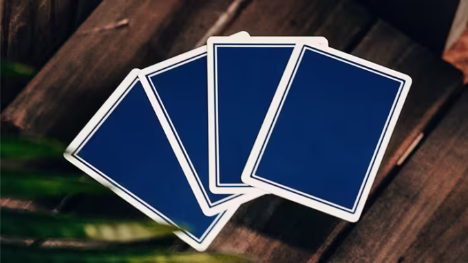 Cartas traseras azules de los naipes NOC Pro 2021 en disposición en abanico.
