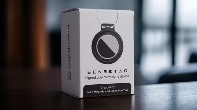 Caja del SenseTag de João Miranda y Julio Montoro, dispositivo de seguimiento mágico para monedas firmadas.
