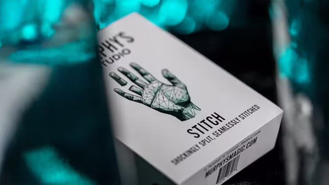 Caja del efecto de magia Stitch de Titanas con diseño geométrico de una mano, rodeado por un fondo azul brillante.