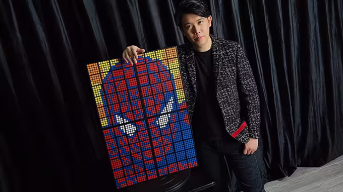 Bond Lee mostrando diseño de Spiderman con el Rubik's Wall HD