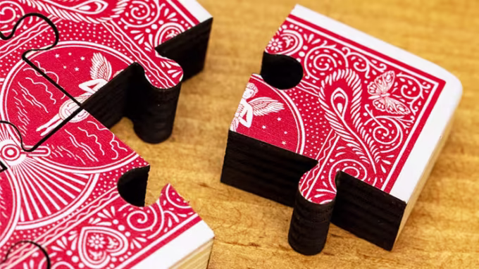 Baraja Jigsaw de David Regal – Detalle de piezas de rompecabezas con dorso de carta.