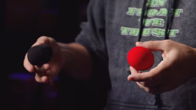 Bolas de Esponjas que Cambian de Color (rojo y negro) de Murphy's Magic en una demostración mágica.
