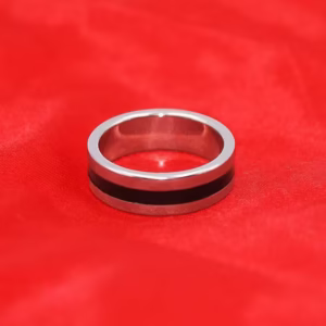 anillo magnético para magia de cerca 19 mm línea oscura sobre fondo rojo