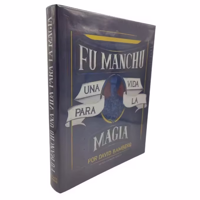 Fu Manchu, Una Vida para la Magia por David Bamberg - Libro en tapa dura, vista en ángulo con lomo visible, edición en español editada por Martín Pacheco