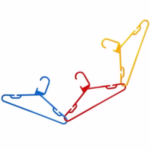 Perchas de enlace de VDF, perchas azul, roja y amarilla unidas formando cadena sobre fondo blanco
