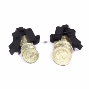 Cargador de monedas - Versacoin con dos cargadores negros y monedas tipo dólar sobre fondo blanco